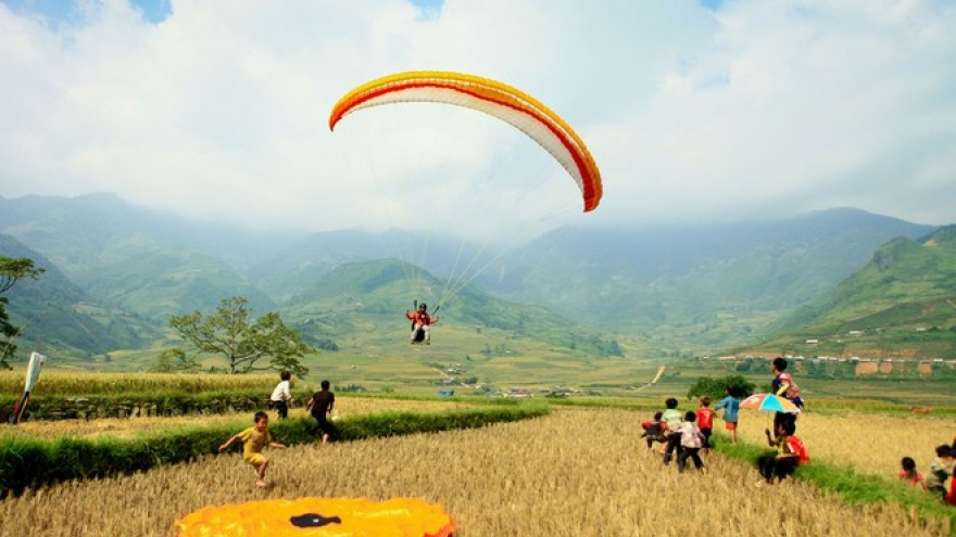 
        Khau Pha paragliding festival kicks off in Yen Bai
                              
