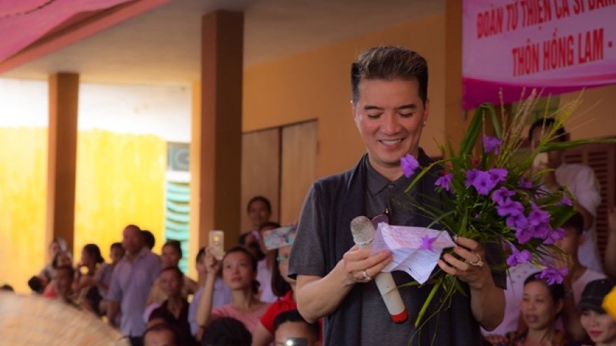 Dam Vinh Hung presents gifts to flood victims in Ha Tinh