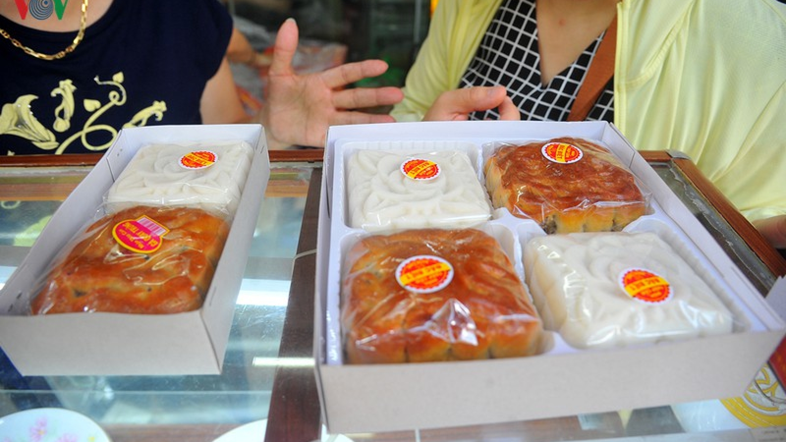 People queue for mooncakes as Mid-Autumn Festival nears