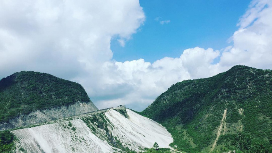 Exploring White Stone Mountain Pass in Hoa Binh