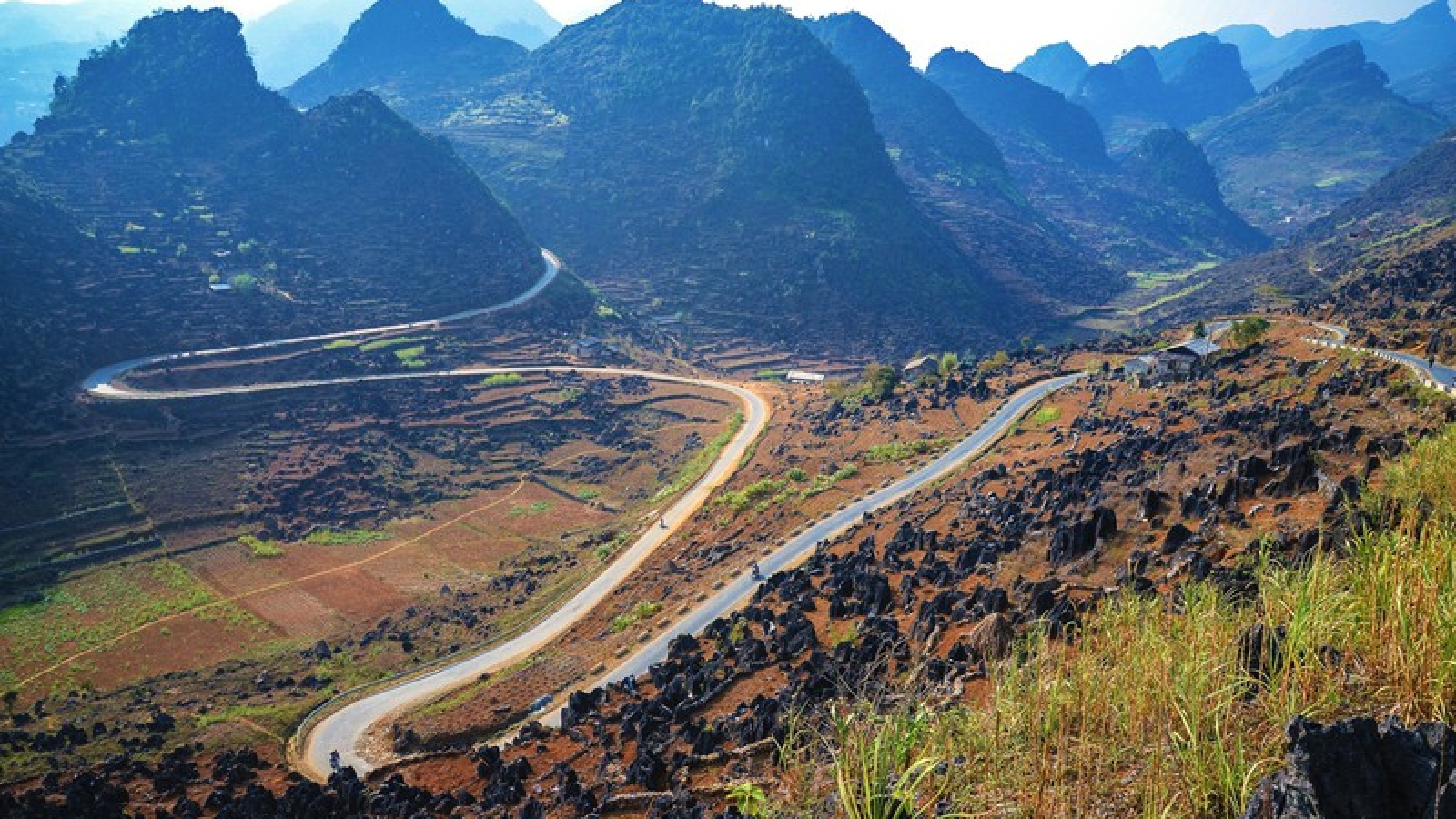 Discovering Hanh Phuc winding road of Ha Giang