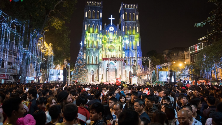 Hanoians celebrate Christmas Eve