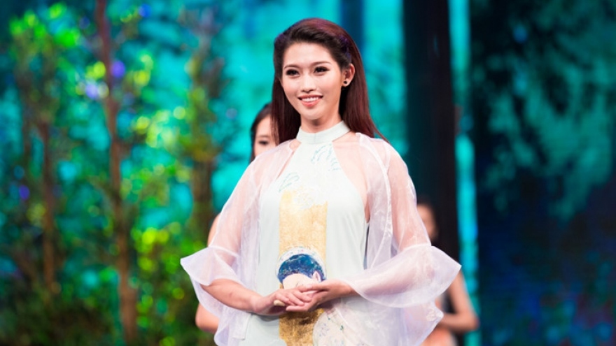 
        Quynh Chau leads at Miss Ao Dai Vietnam 2016
                              