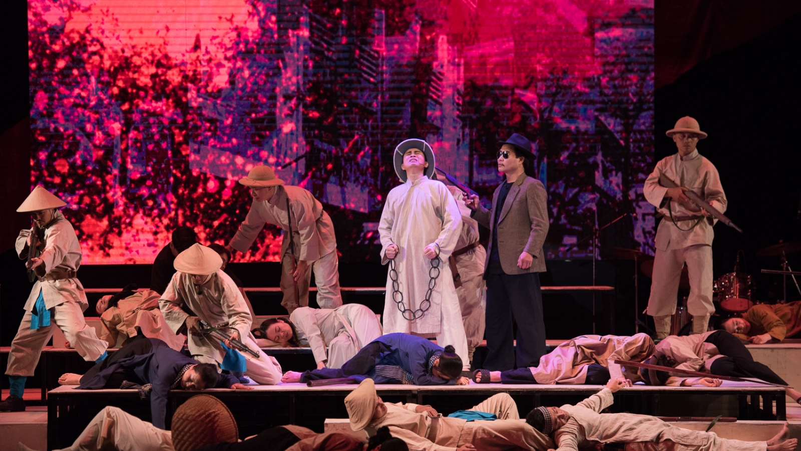 Standing ovation as Hung Dong opens at Hanoi Opera House