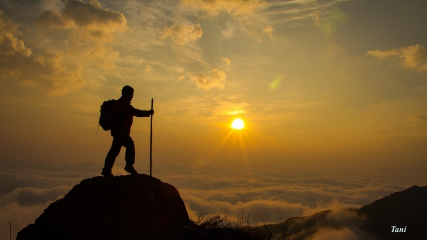 Conquer Bach Moc Luong Tu mountain top