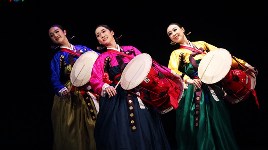 Korean dance company entertains, inspires in Hanoi