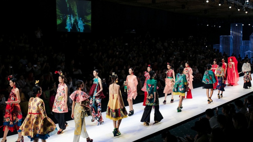 
        Ky Duyen struts Vietnam International Fashion Week catwalk
                          
                      