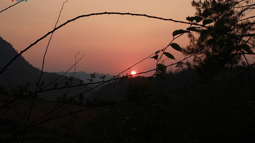 Stunning woodland sunsets of Moc Chau’s Ang hamlet 