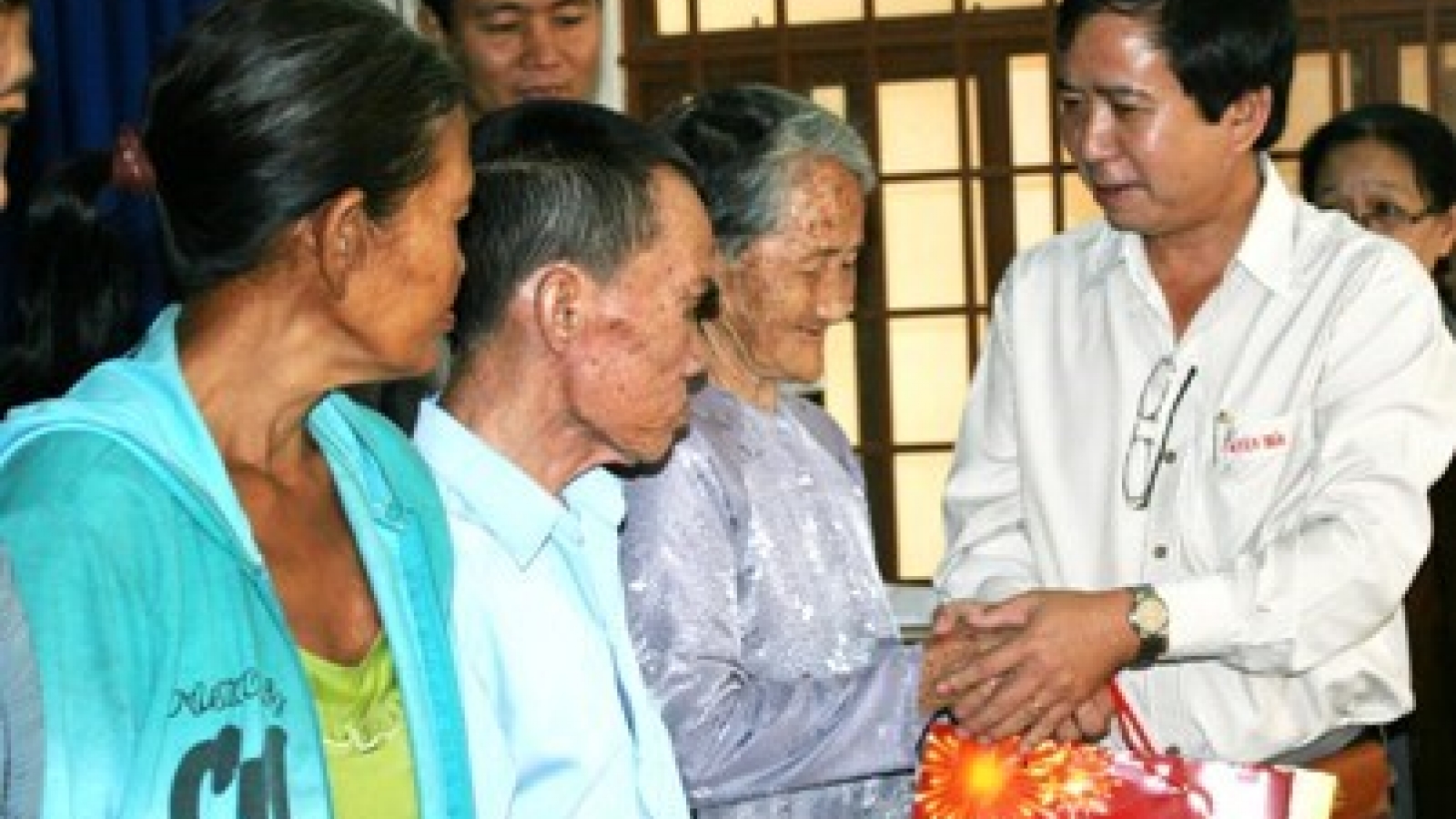 Tet gifts offered to impoverished people nationwide