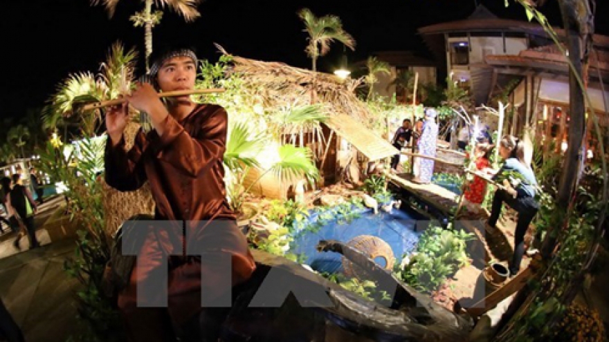 Ethnic culture village holds market of traditional delicacies