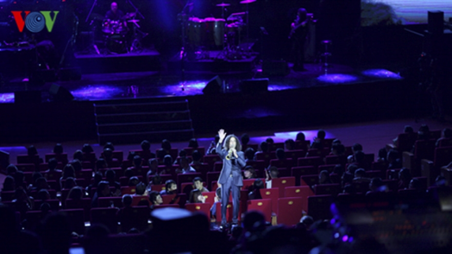 Clips: Kenny G performs in Vietnam