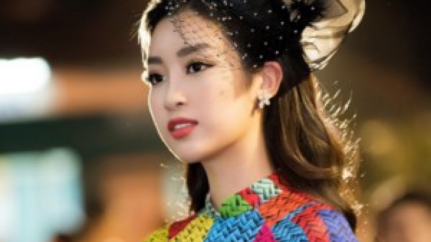 My Linh lights up Vietnam Int’l Fashion Week in Ao dai
