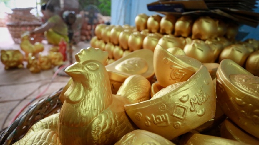 Piggy-bank makers looking to get fat for a sizzling Tet
