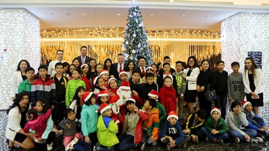 JW Marriot Christmas tree lights up Hanoi