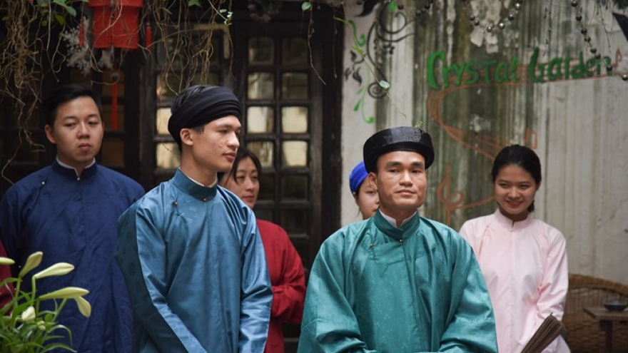 Young Hanoians embrace elegance of Ao Dai