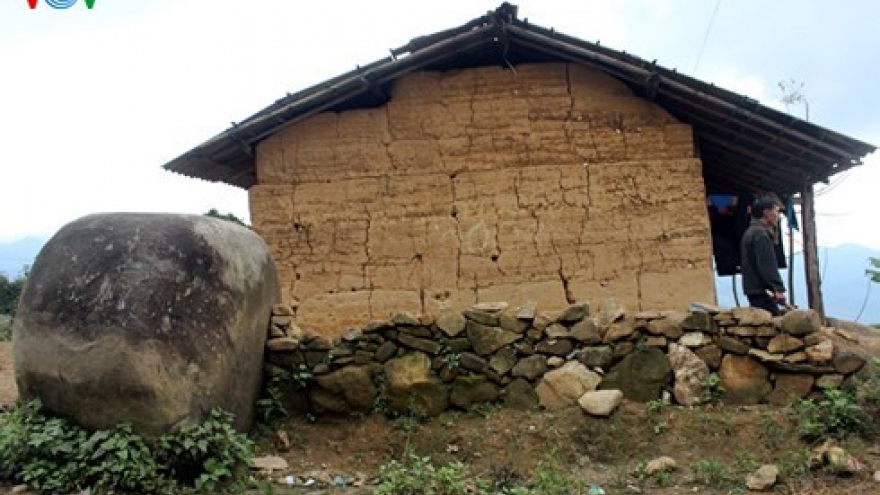House architecture of the Mong