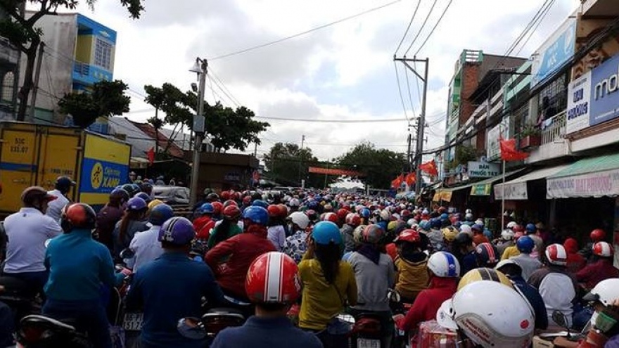 Routes into cities overloaded as people return after Tet 