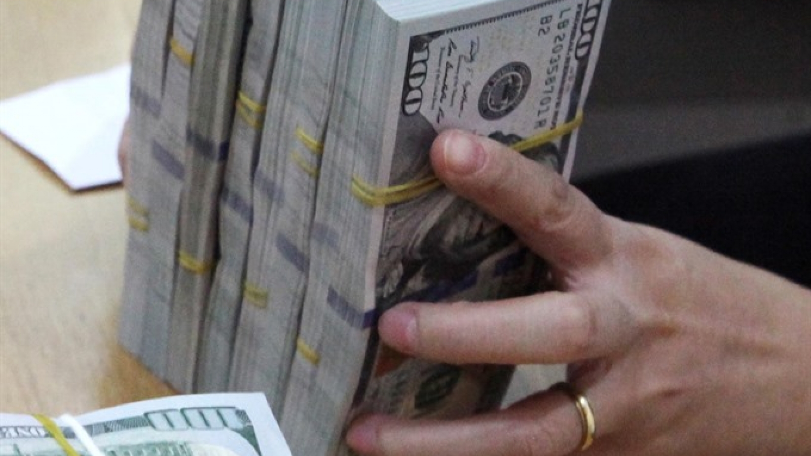 Dong-dollar exchange rate hits record high