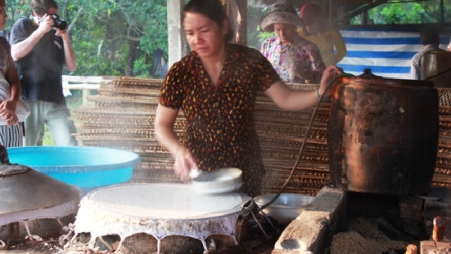 Cai Rang traditional craft village serves visitors with Hu Tieu noodle