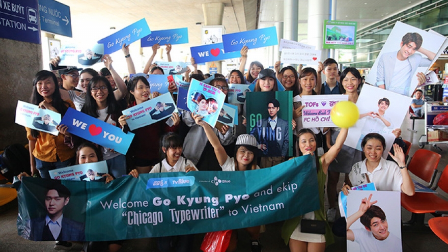 Fans go wild as Korean stars touch down in Vietnam