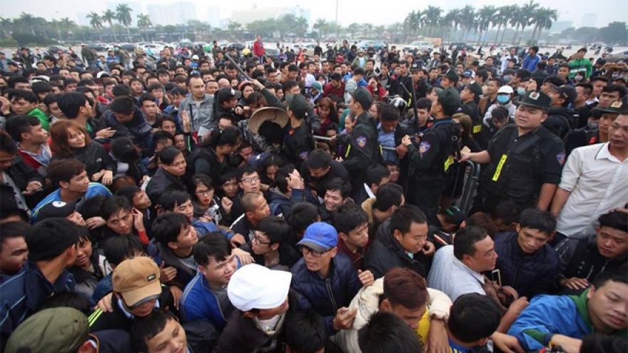 Fans stand in line all night to score AFF Cup 2016 tickets