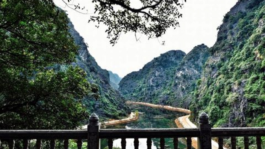 Tour ancient Vietnam cave on back of a drone