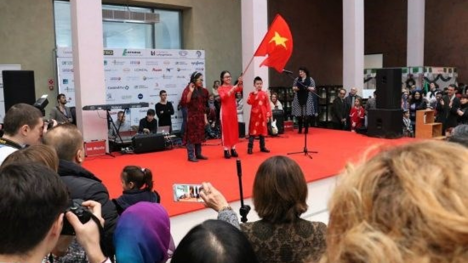 Vietnam joins charity fair in Ukraine