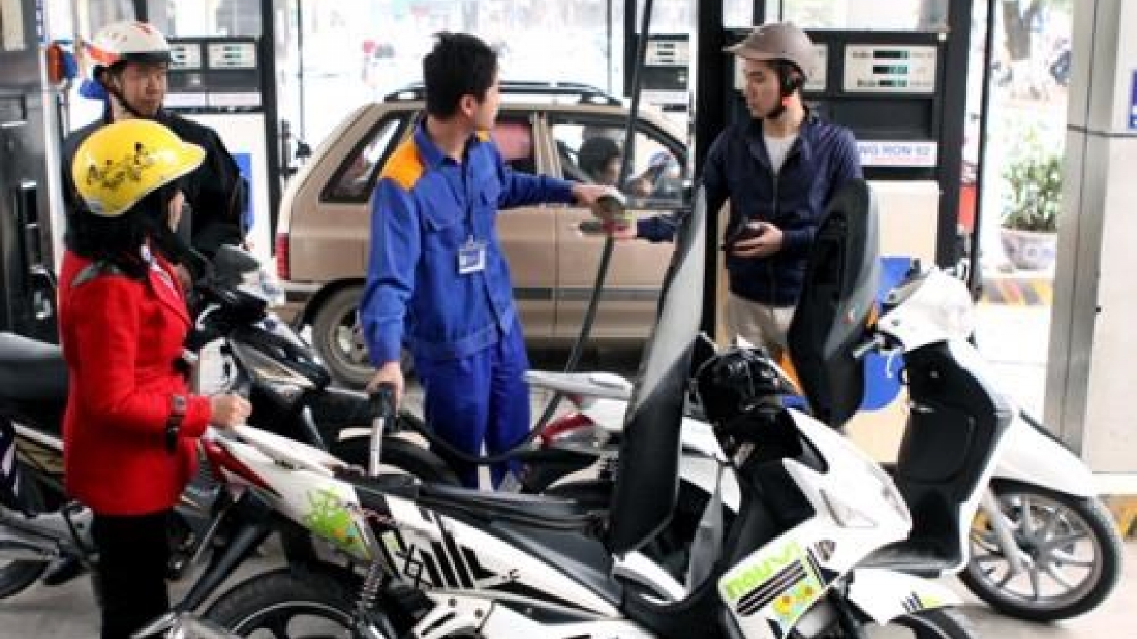 Petrol prices drop over VND600 per litre