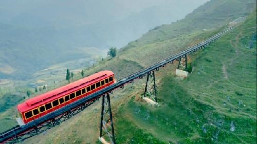 Mountain train from Sa Pa to Fansipan station opens