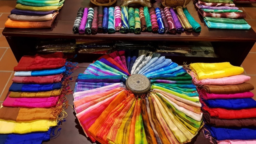 Festival promotes 1,000-year silk weaving village