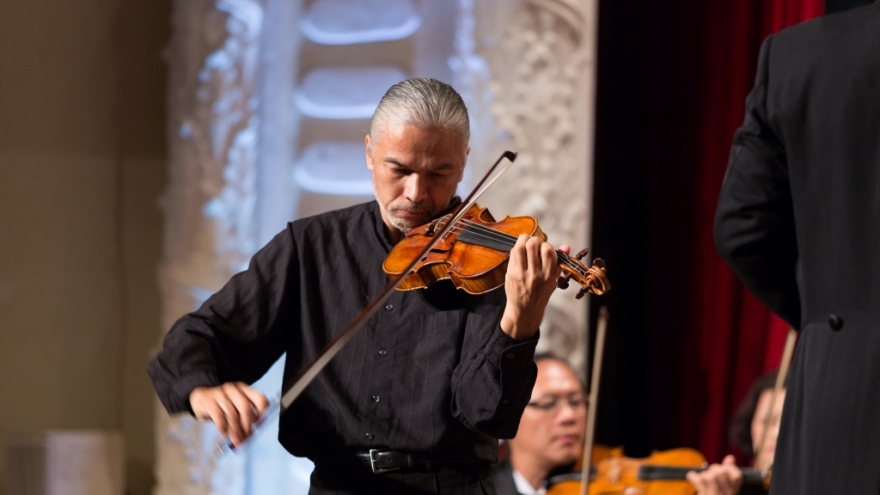 Vietnamese-French Stephane Tran Ngoc performs in HCM City