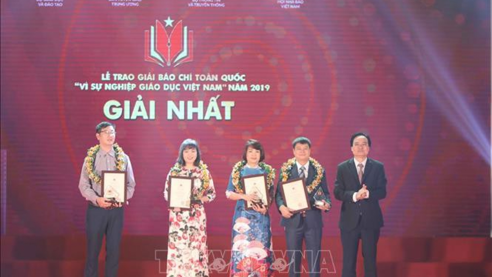 Best press works for the cause of Vietnamese education honored