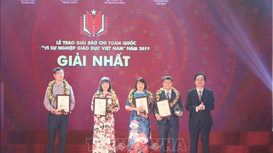 Best press works for the cause of Vietnamese education honored