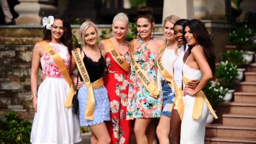 Fans in Quang Binh welcome Miss Grand contestants