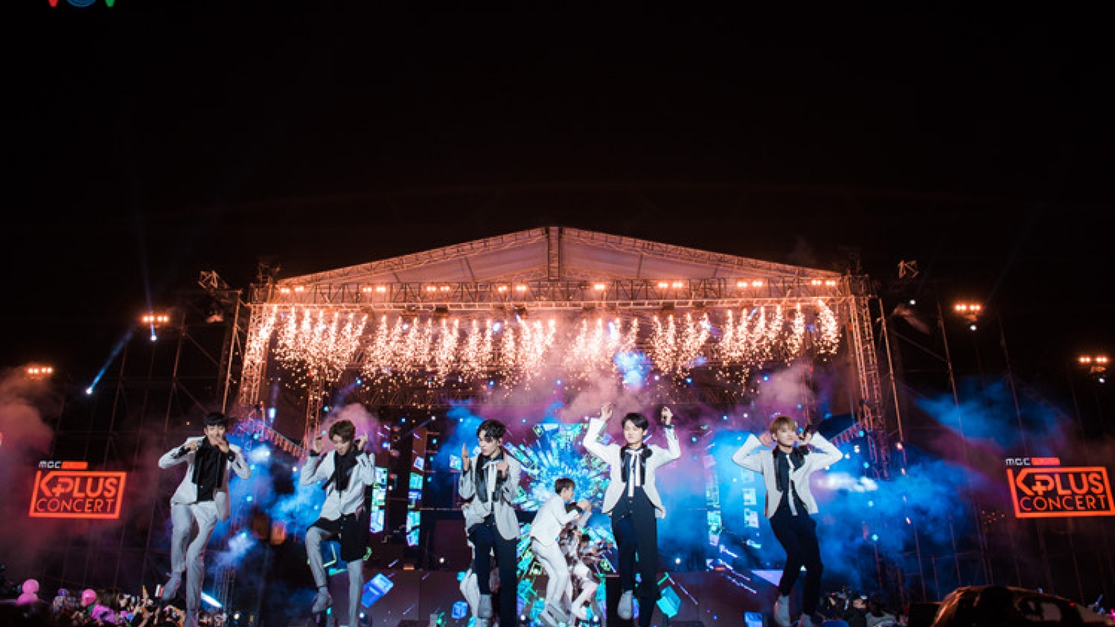 K-Pop bands thrill Hanoi audiences