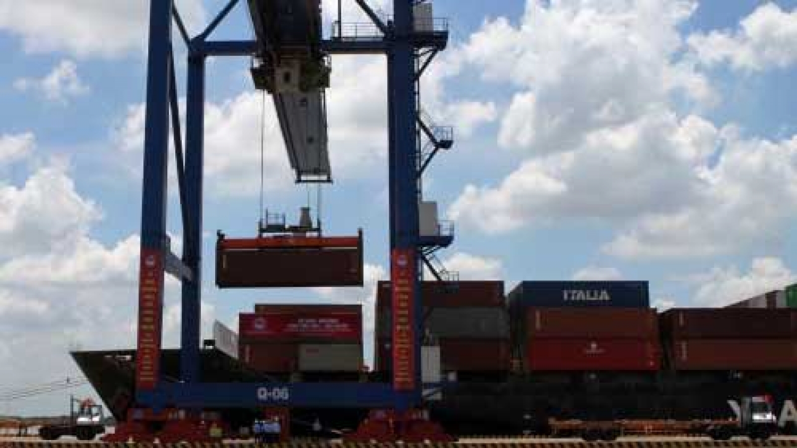 Dubai-based port operator vows to expand business in HCM City