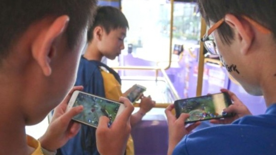 Vietnamese spend a quarter of time on mobile phones playing games: report