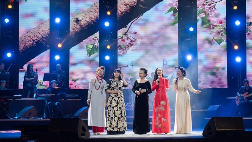 Vietnamese singers take the Hanoi stage by storm