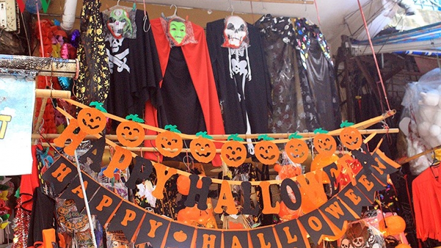 Halloween toys flood Hang Ma street 