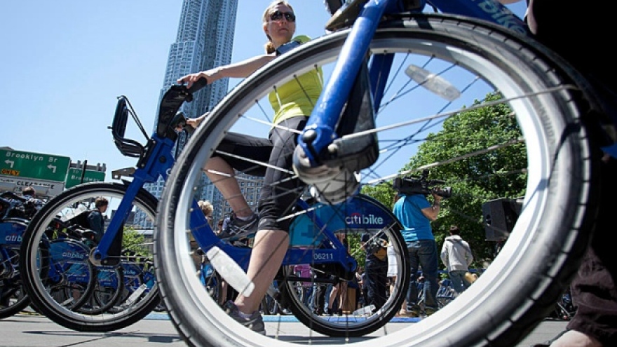 Saigon pedals public bicycle scheme near bus stations