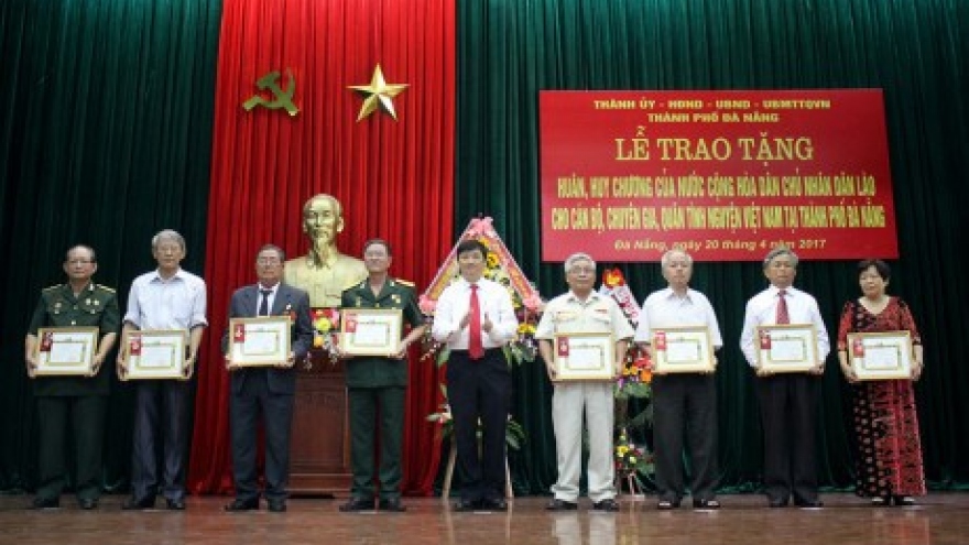 Laos awards medals to Da Nang’s volunteer soldiers
