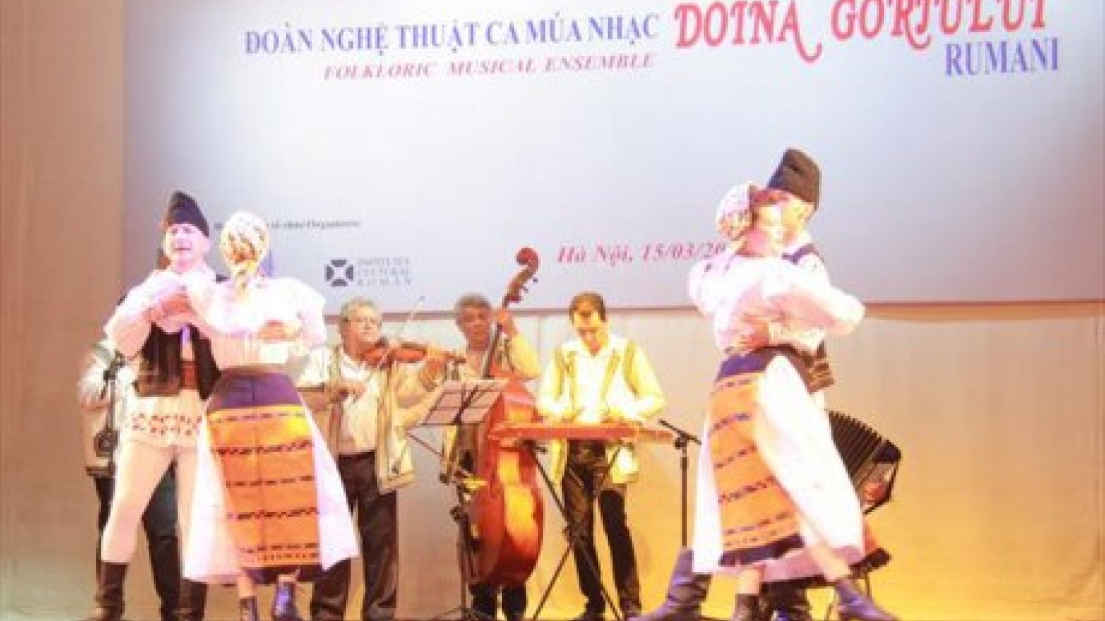 Art troupe helps promote Vietnam-Romania cultural exchanges