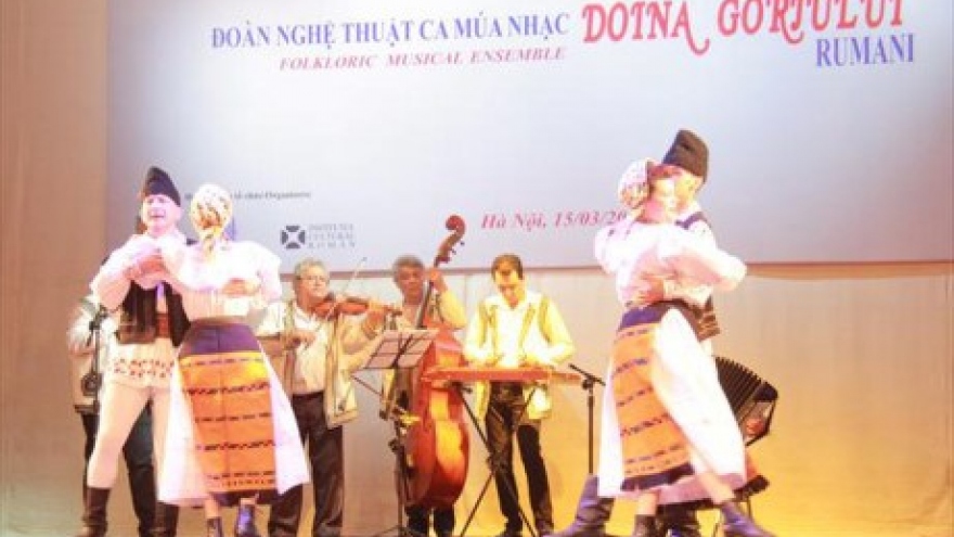 Art troupe helps promote Vietnam-Romania cultural exchanges