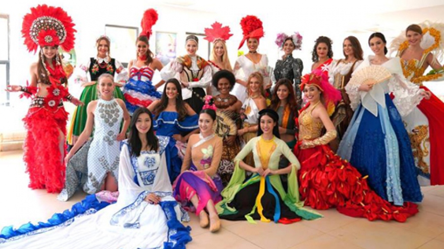 My Linh wears traditional four-panel dress at Miss World 