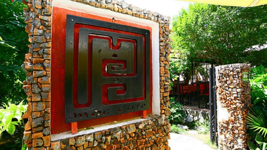 
        Tranquil coffee shop in Hue city
                          
                      