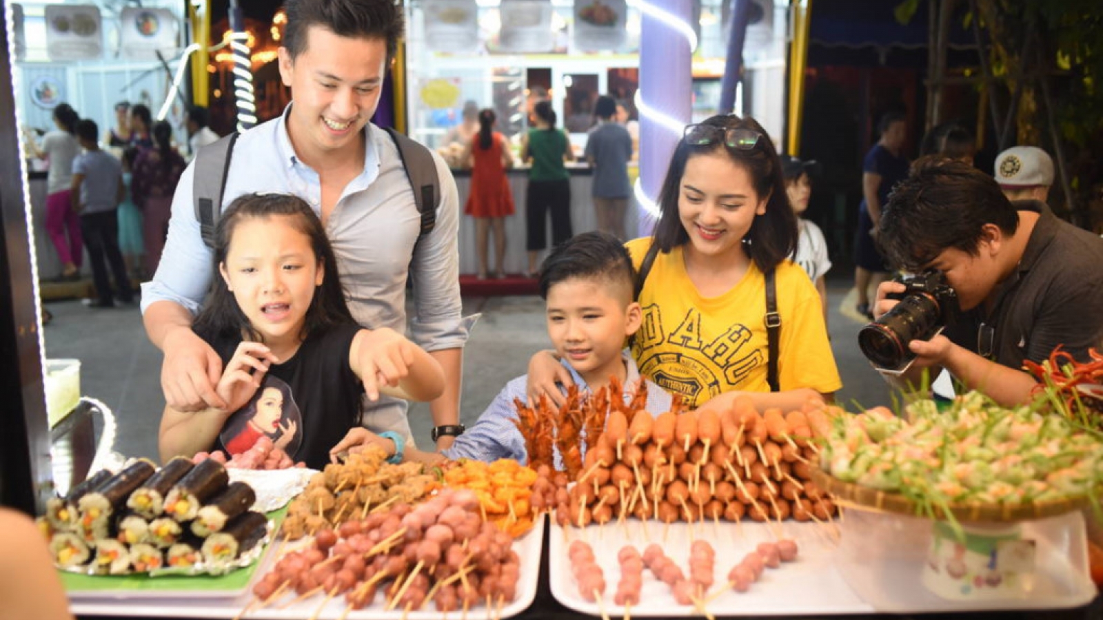 Ngu Hanh food fest attracts thousands of visitors