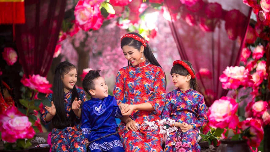 Ngoc Han looks gorgeous in Ao Dai at TET festival