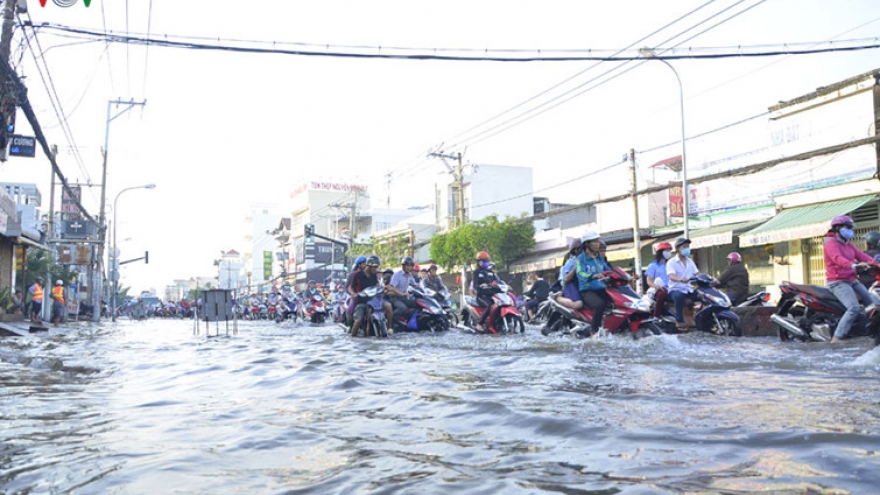 HCM City streets stuck by flood tides