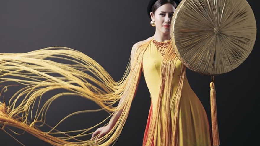 Loan graceful in four-panel traditional dress at Miss Grand International 2016