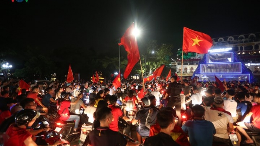 Football fans storm streets to celebrate Vietnam’s ASIAD victory